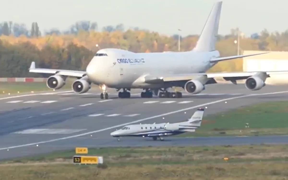 a-massive-boeing-747-makes-a-cessna-citation-look-like-a-toy-in-this-wild-comparison