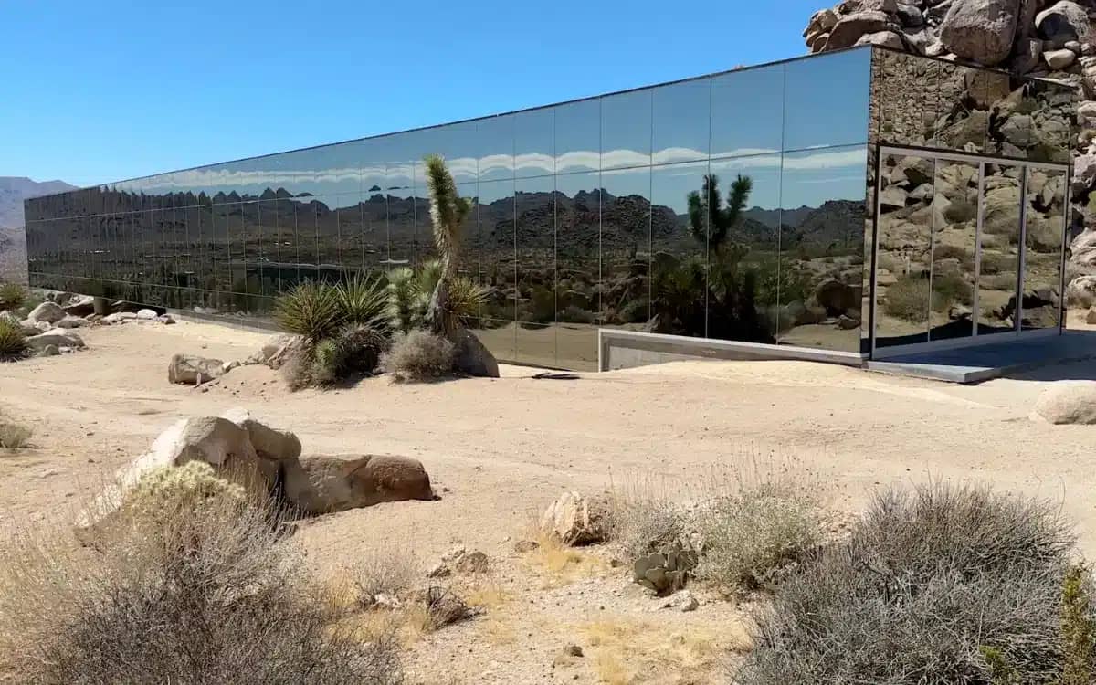 unique-invisible-house-in-middle-californian-desert