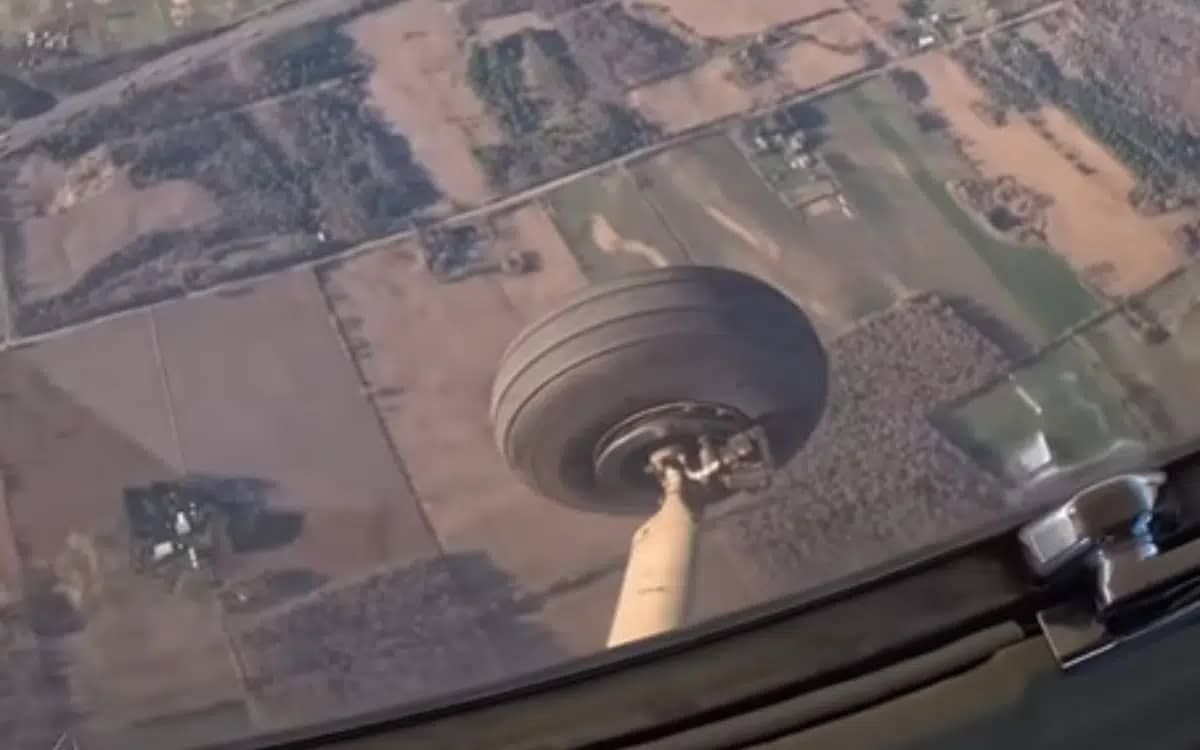 canadian-student-pilot-films-his-cessna-152-flying-in-reverse