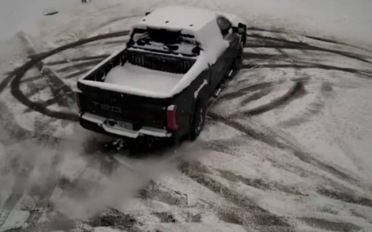 nascar-drivers-stuck-in-charlotte-snowstorm-turned-postponement-into-truck-party