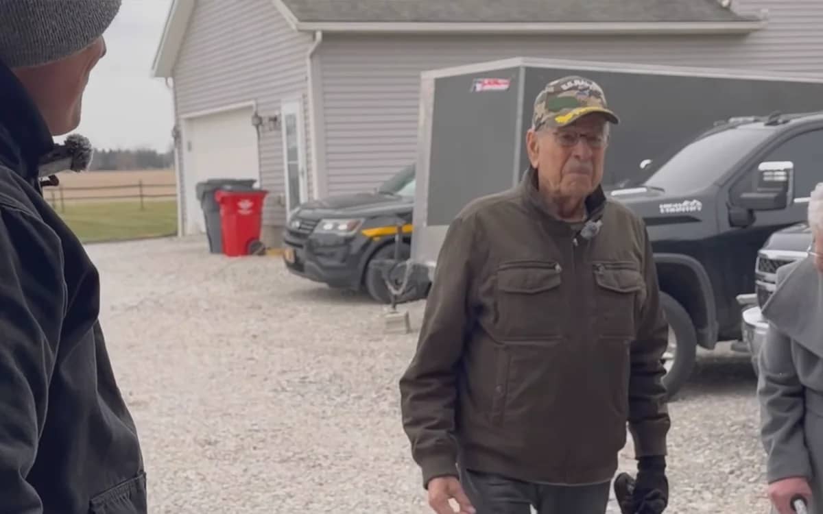 90-year-old-veteran-chokes-up-after-seeing-his-chevrolet-truck-cleaned-for-the-first-time-in-40-years