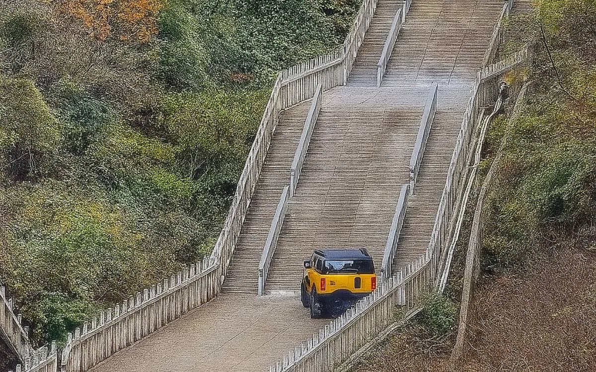 chinese-automaker-chery-recreated-range-rover-stairway-to-heaven-challenge-climb-china