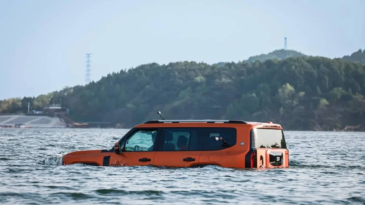 chinese-phev-jetour-g700-ark-edition-swim