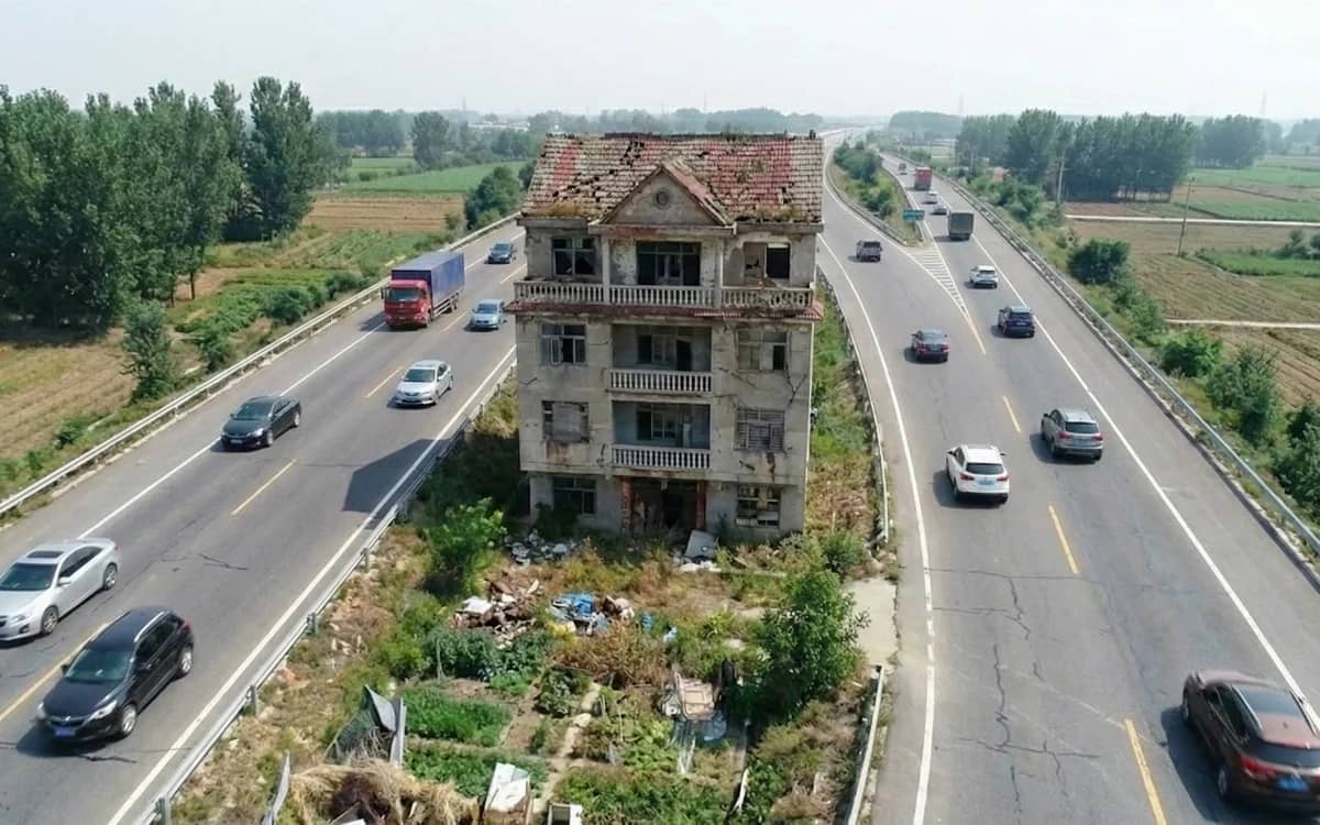 highway-built-around-house-china-owner