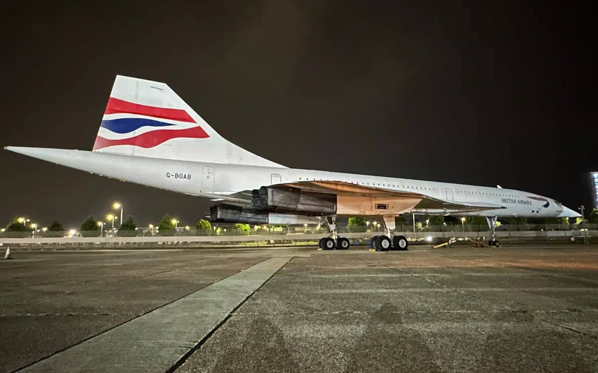 concorde-parked-for-decade-took-to-taxiway-heathrow