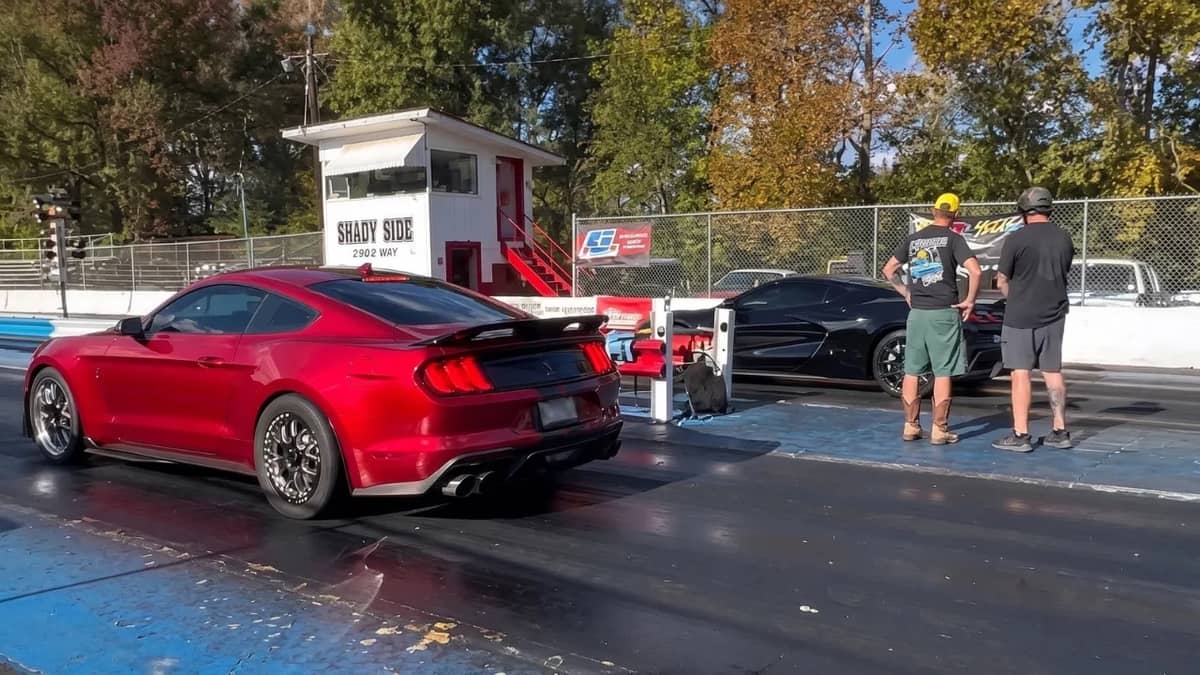 drag-race-corvette-zr1x-and-ford-mustang