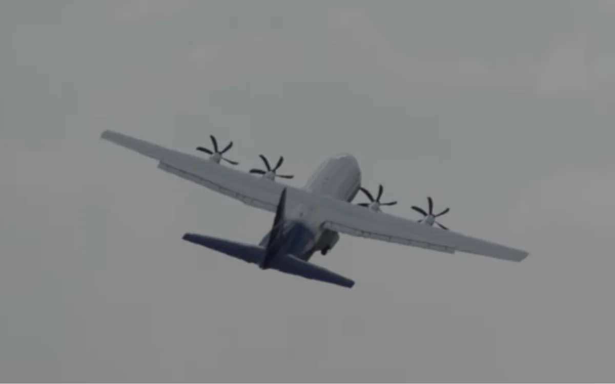 pilot-airshow-crowd-stunned-super-loop-c-130