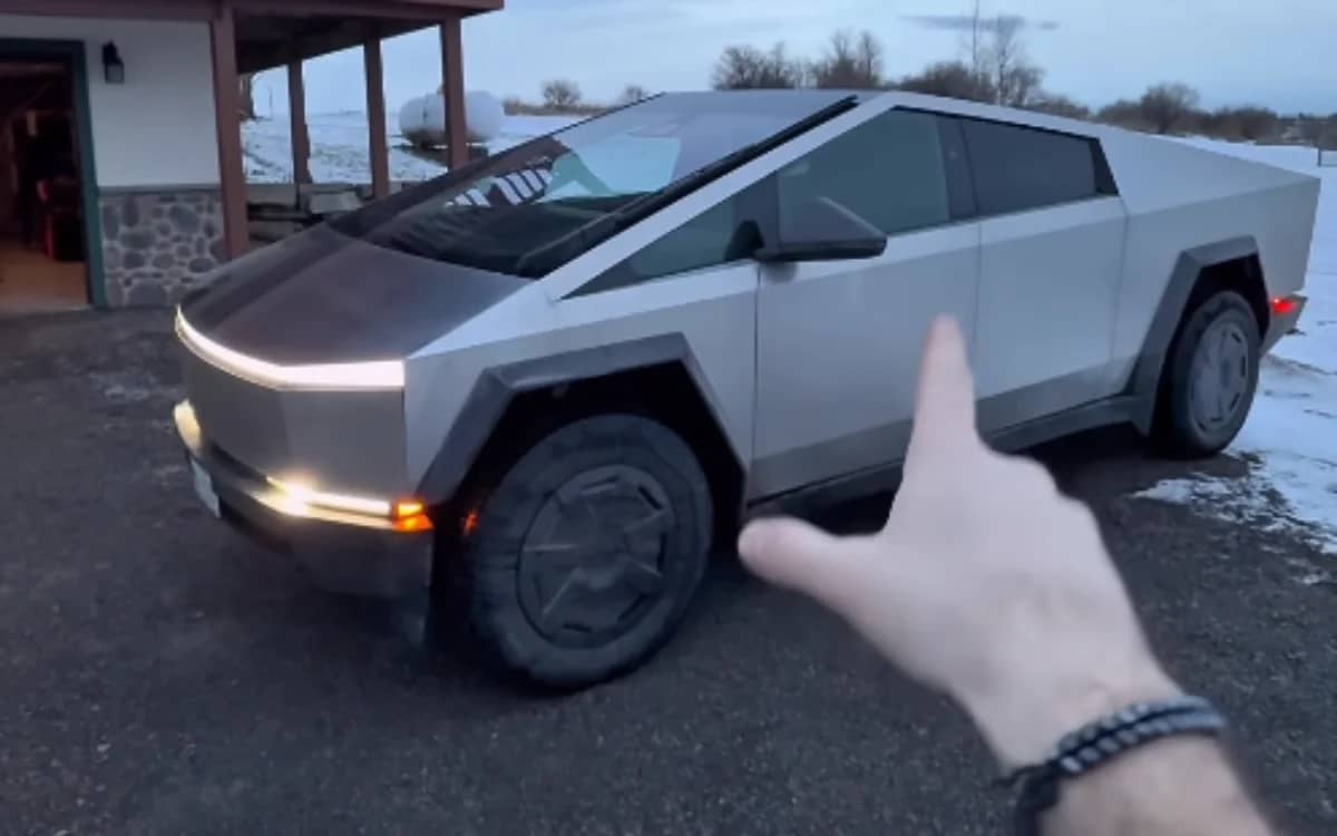 new-york-man-blown-away-by-tesla-cybertruck-feature