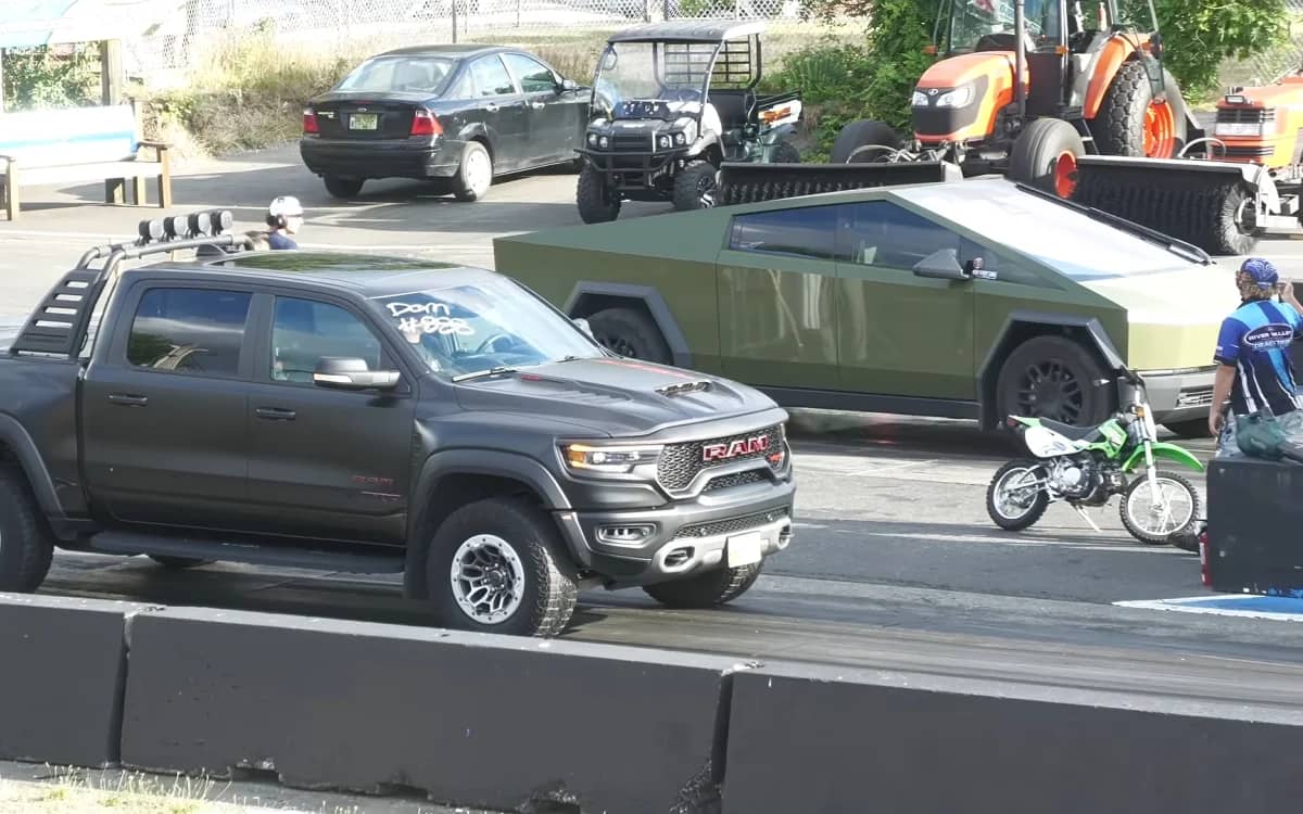 tesla-cybertruck-drag-race-ram-1500-trx-in-ev-vs-gas