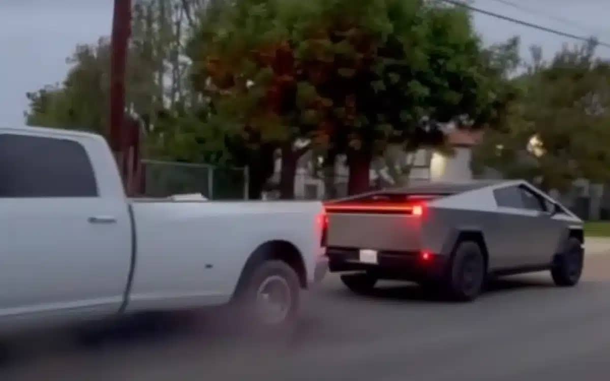 tesla-cybertruck-ram-3500-tug-of-war