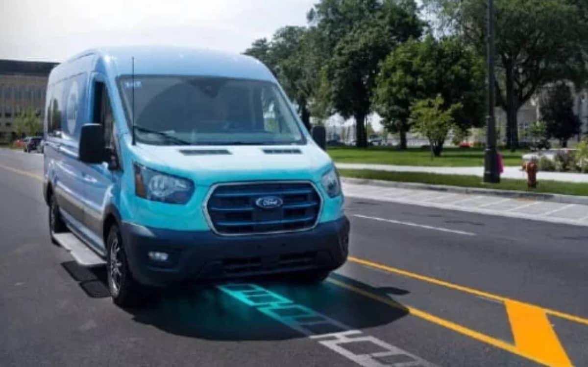 detroit-electrified-road-first-in-us-that-charges-electric-cars-as-drive