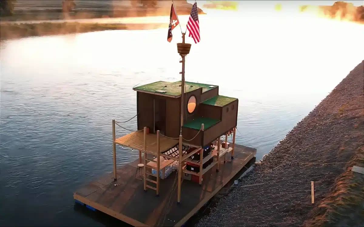 man-built-a-three-story-raft-to-float-down-the-missouri-river-and-have-the-most-fun-ever
