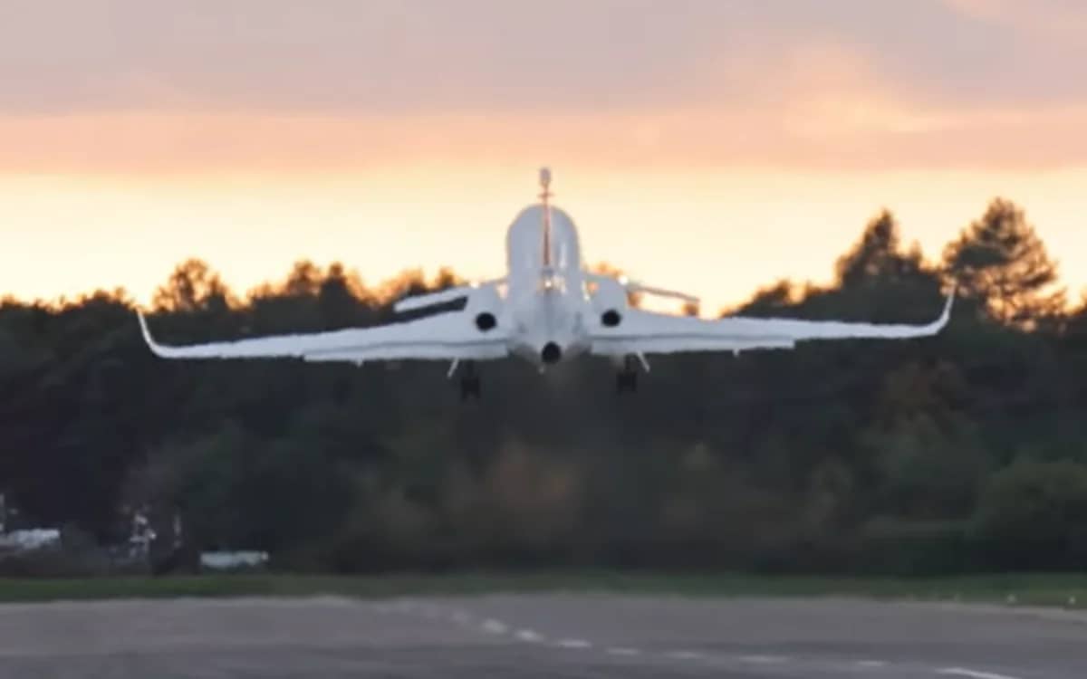 dassault-falcon-50ex-powerful-mid-size-jet-performs-slingshot-takeoff