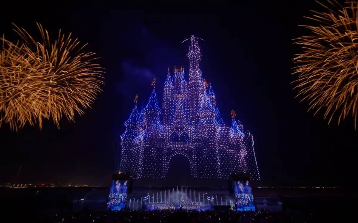 flying-disney-castle-over-skyline-disneyland-abu-dhabi