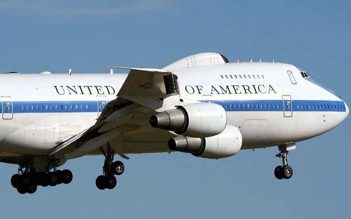 doomsday-plane-touched-down-at-lax