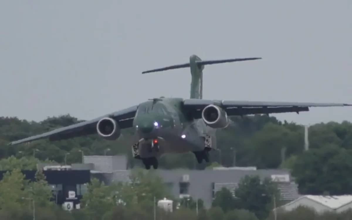 embraer-kc-390-spectacularly-short-landing