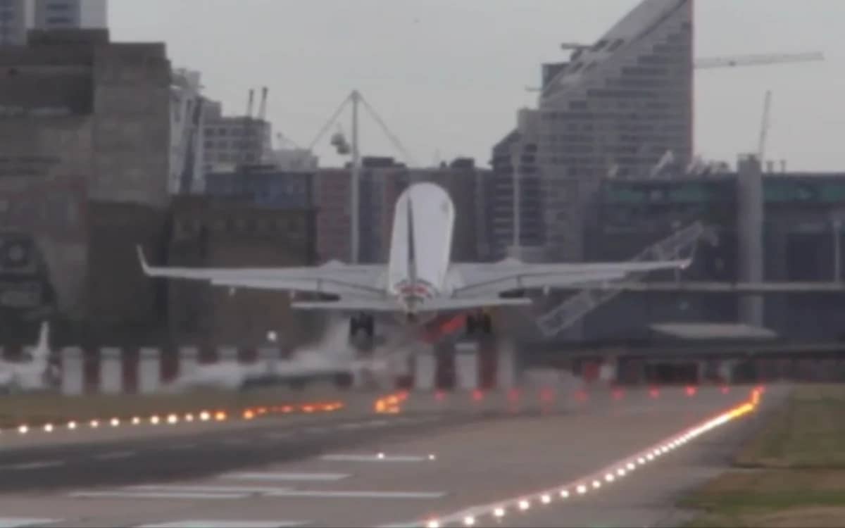 embraer-190-takes-off-like-a-rocket-from-london