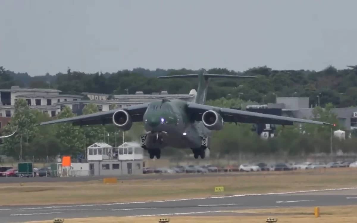 embraer-kc-390-defies-physics-with-short-landing