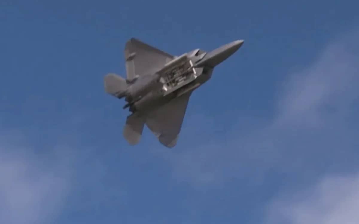 f-22-raptor-footage-defies-gravity