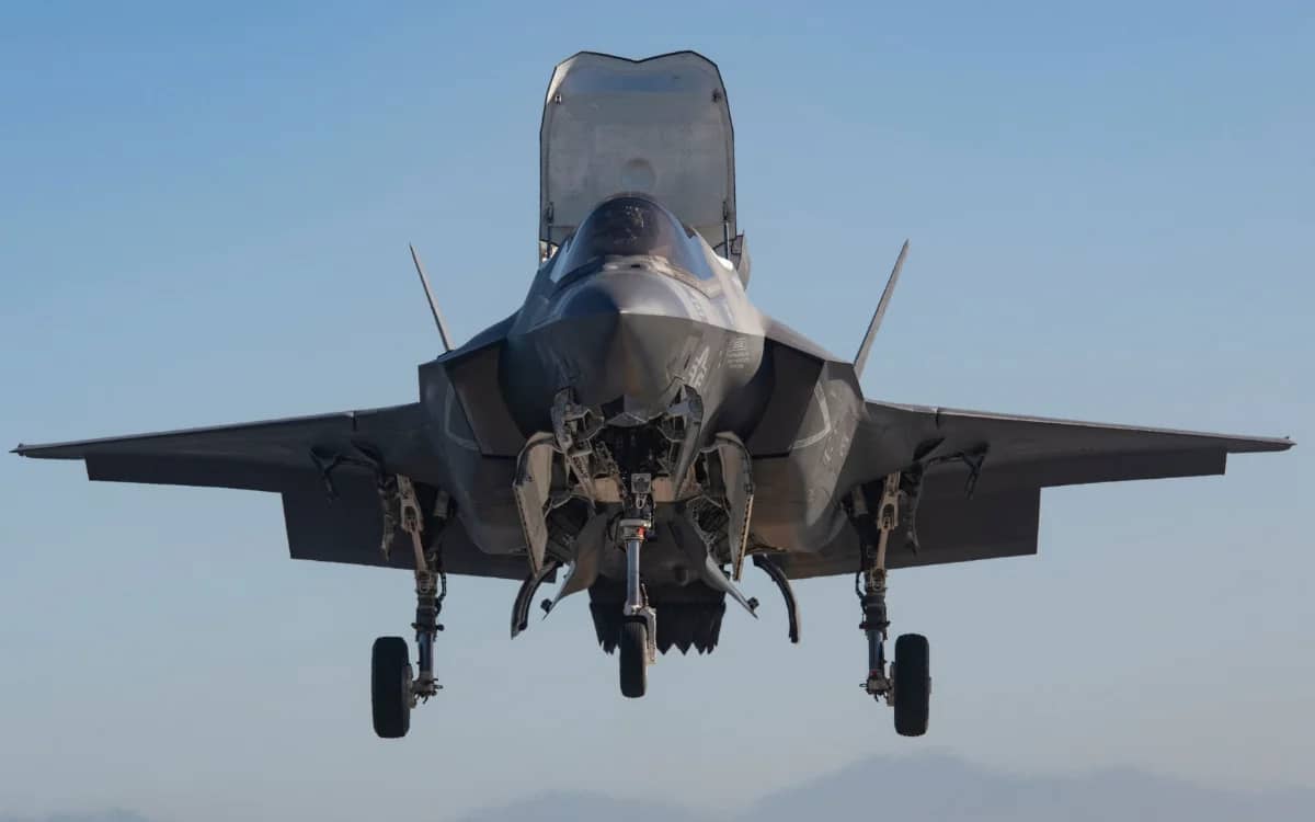 the-f-35b-lightning-ii-lands-and-takes-off-like-a-helicopter