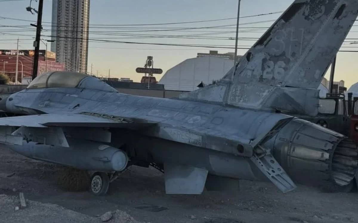 someone-found-an-f-16-in-a-storage-dump-in-las-vegas
