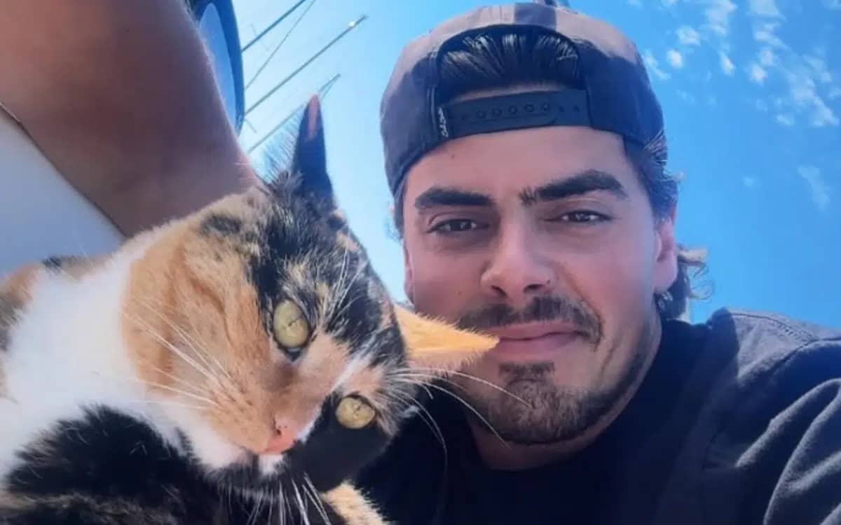 us-man-quits-corporate-job-sail-with-cat-and-no-sailing-experience