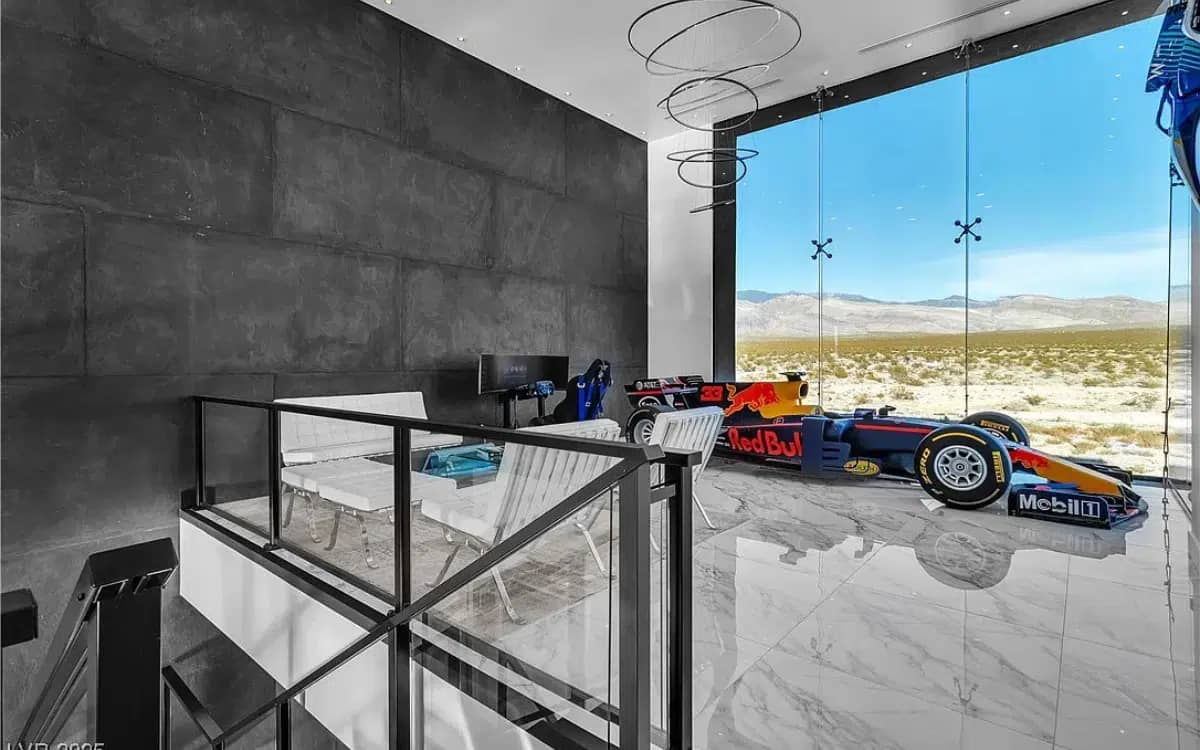 us-millionaire-has-red-bull-f1-car-in-living-room