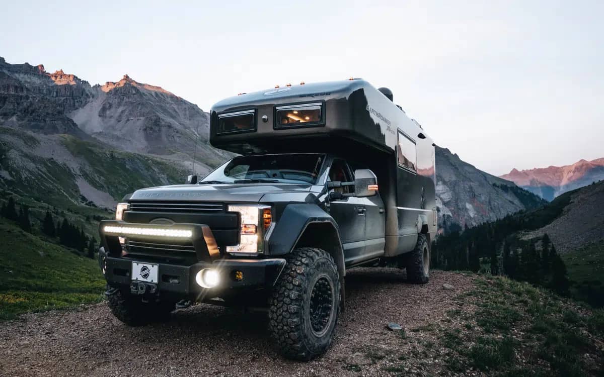 texas-man-lives-a-life-of-luxury-in-an-earthroamer