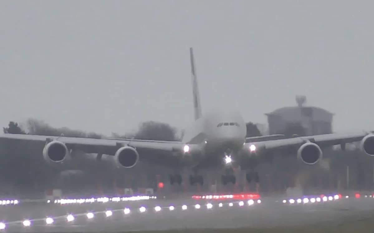 airbus-a380-landing-sideways-storm-video