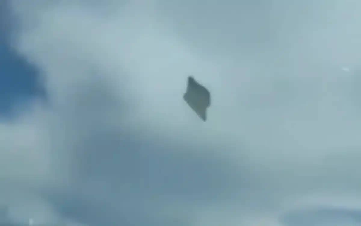 Pilot captures 'best UFO footage ever' at 12,500ft with its authenticity confirmed