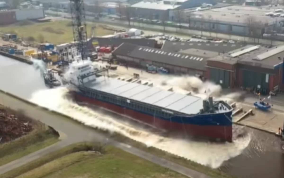 amazing-footage-shows-how-new-boats-launched