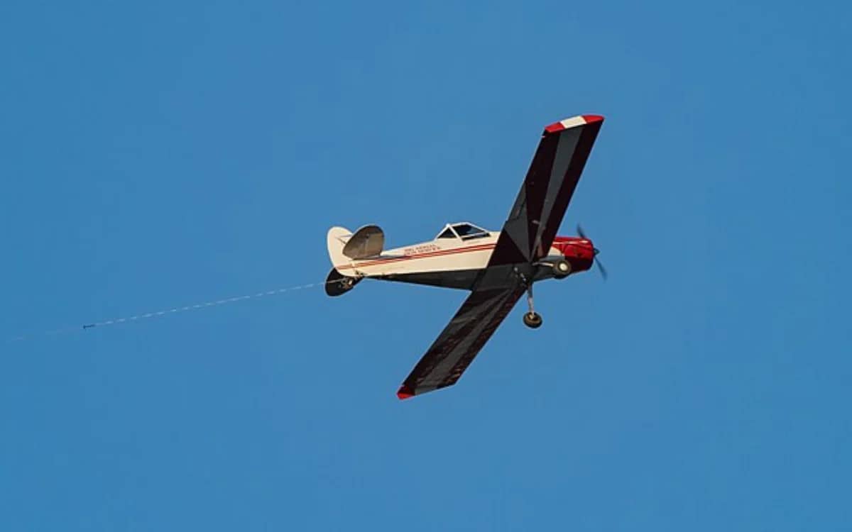 teen-pilot-maggie-taraska-lands-airplane-without-landing-gear-john-singleton