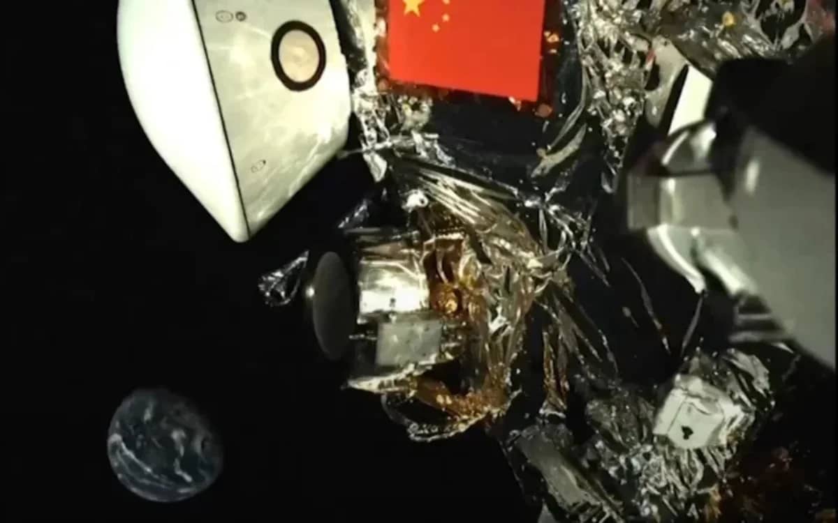 chinas-space-probe-grabs-a-selfie-with-earth
