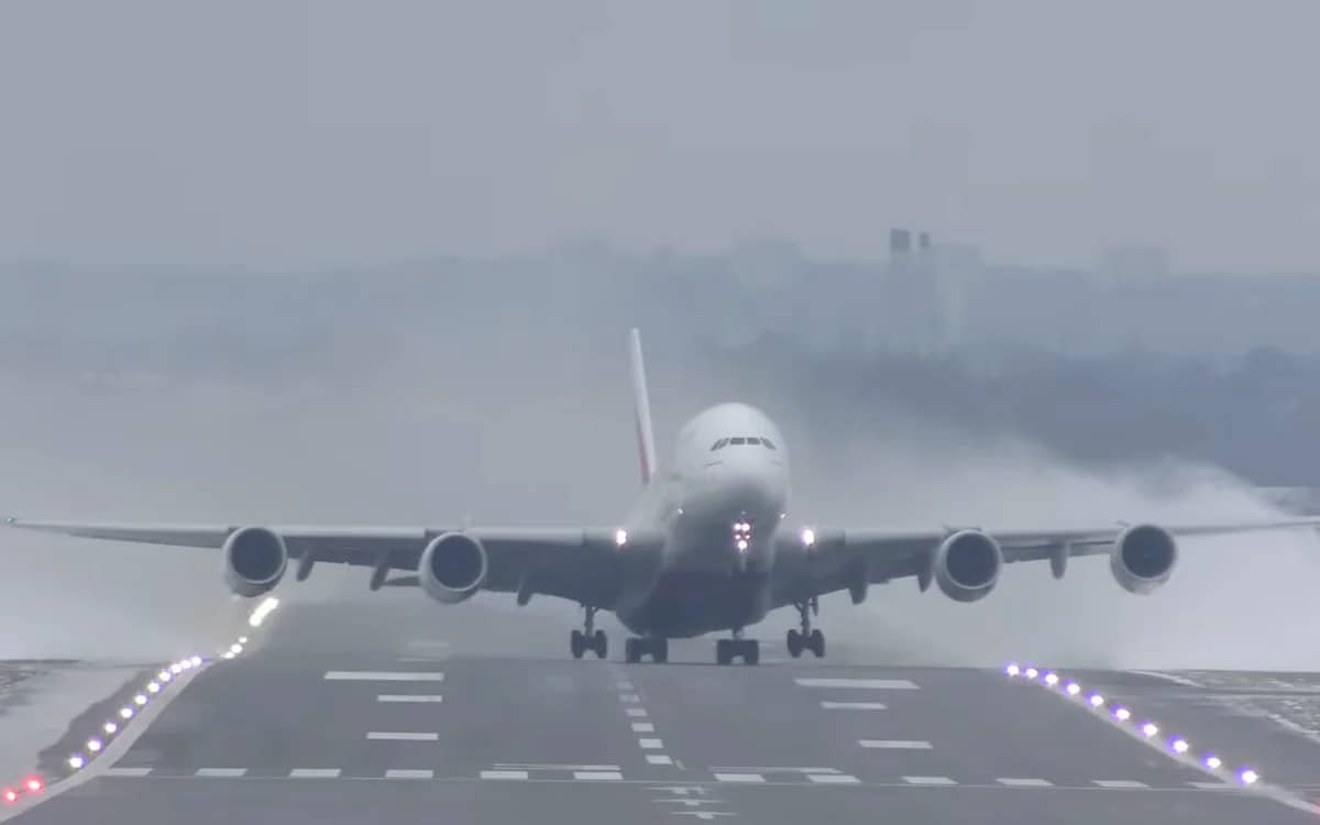 airbus-a380-landing-in-extreme-crosswind-takeoff