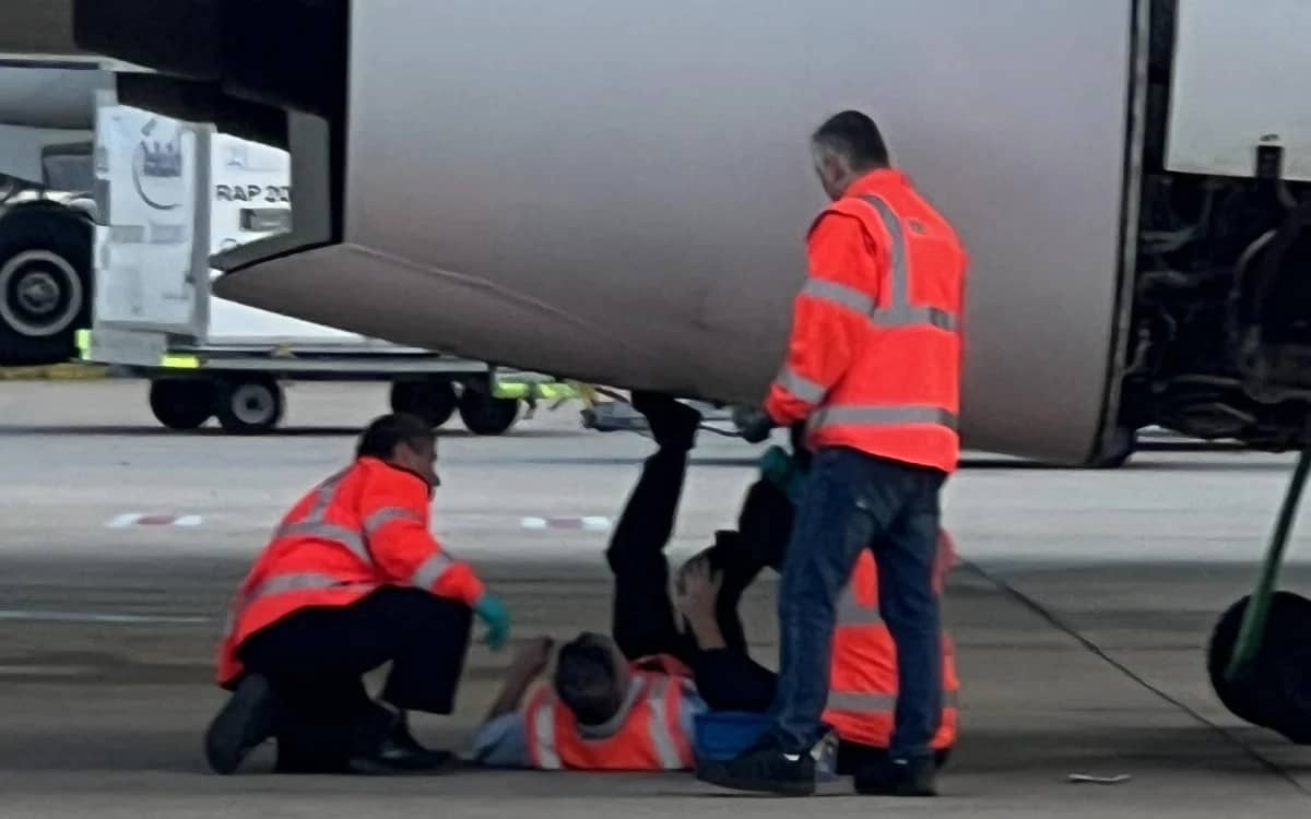 this-plane-maintenance-photo-has-an-explanation