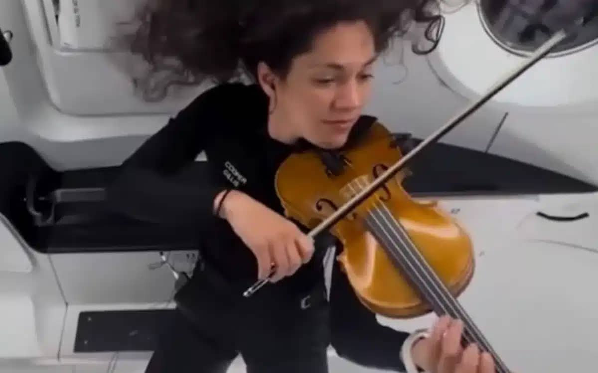 spacex-engineer-becomes-first-person-to-play-violin-in-space