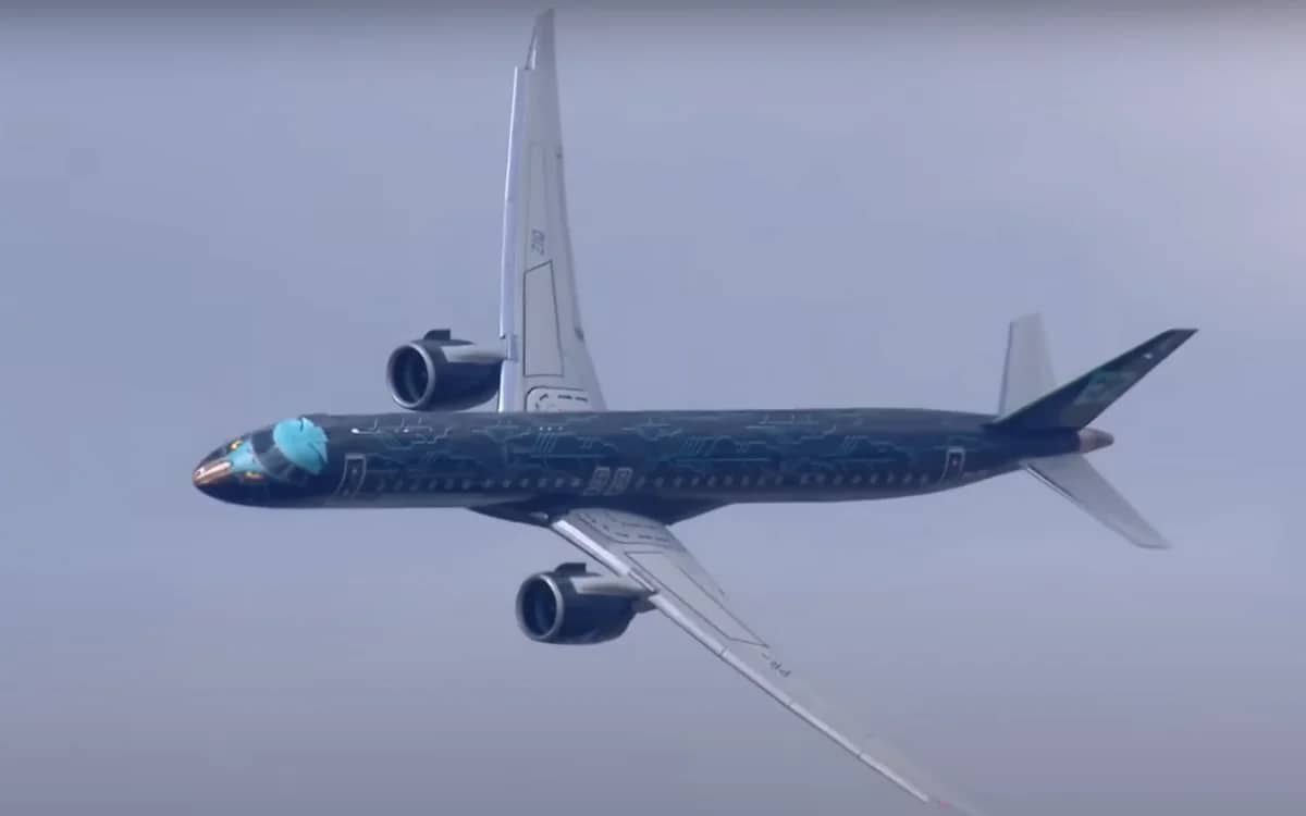 embraer-plane-paris-air-show-does-something-beautiful