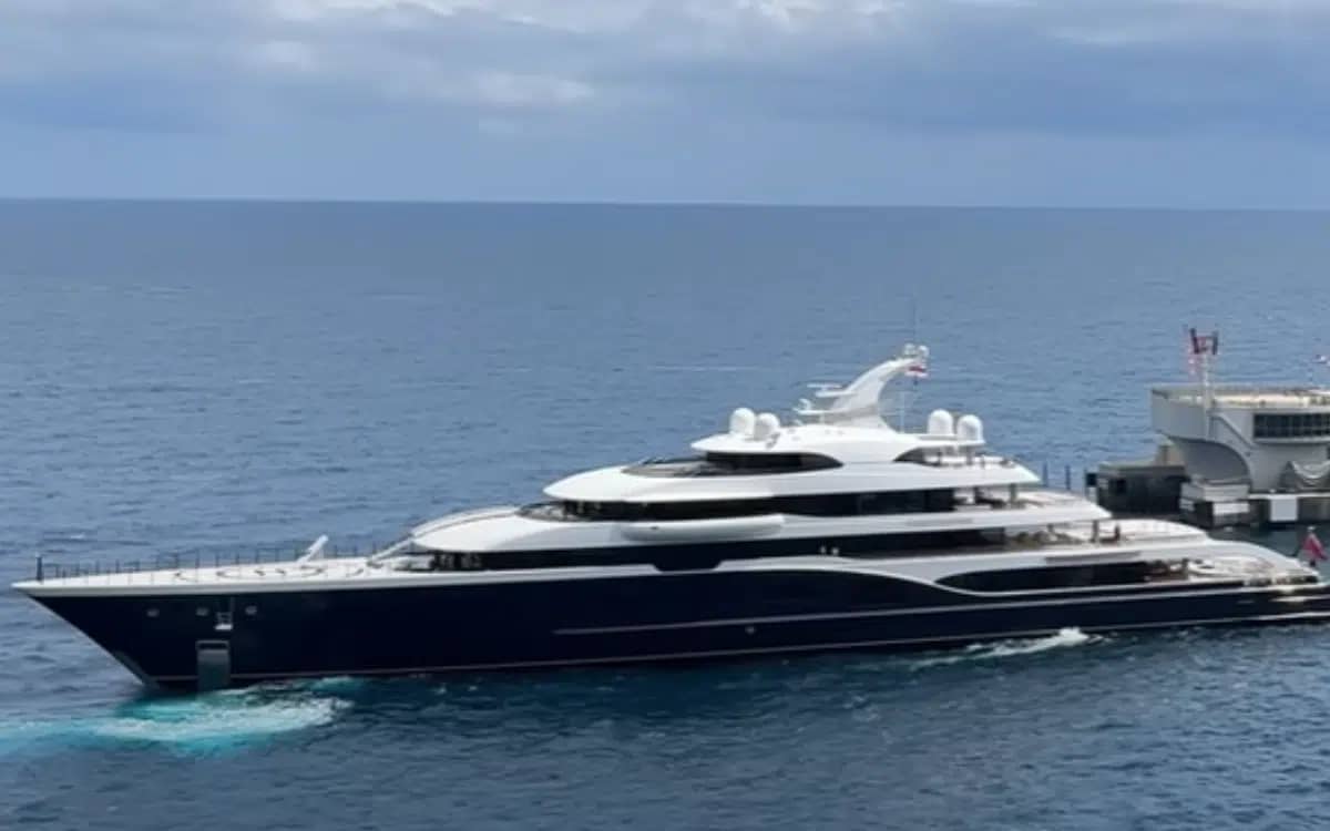 former-worlds-richest-bernard-arnaults-150m-superyacht-in-monaco-harbor-before-gp