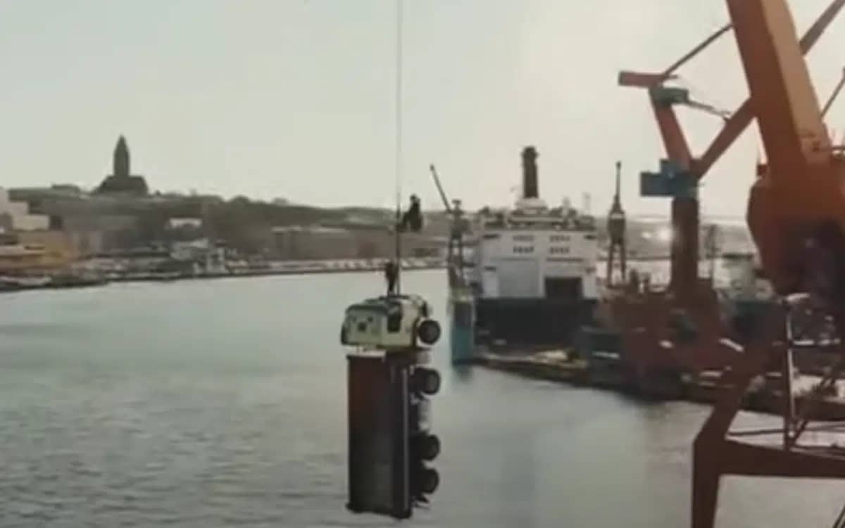 volvo-once-dangled-its-president-and-5-ton-truck-in-mid-air-to-prove-hook-could-hold-it-all
