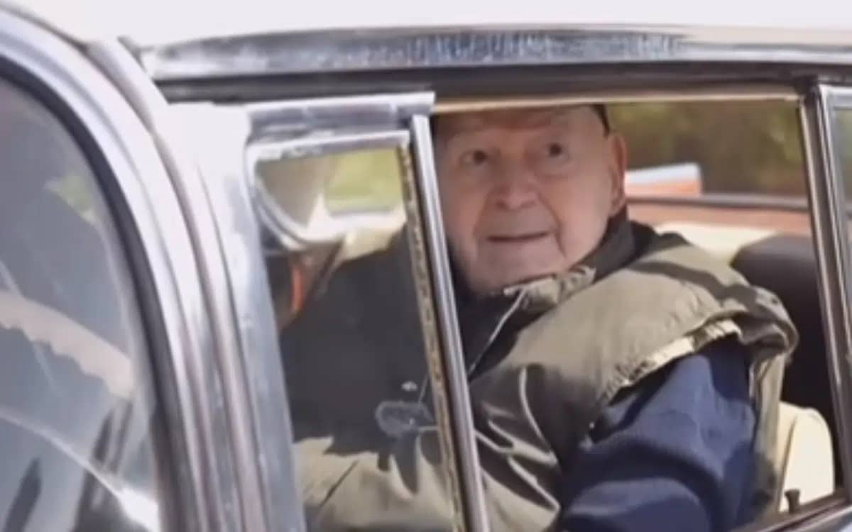 90-year-old-grandfather-leaves-ohio-nursing-home-to-see-bel-air-cleaned-for-first-time-in-52-years