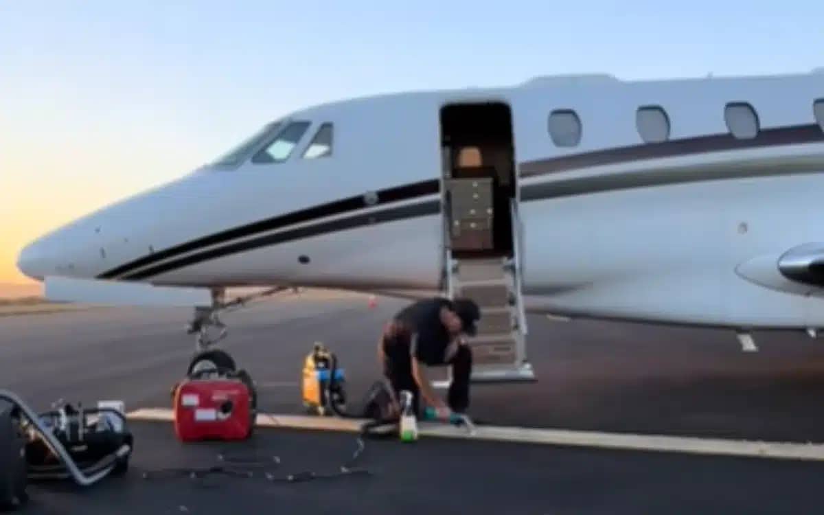 man-cancels-picking-up-daughter-to-emergency-clean-22m-private-jet
