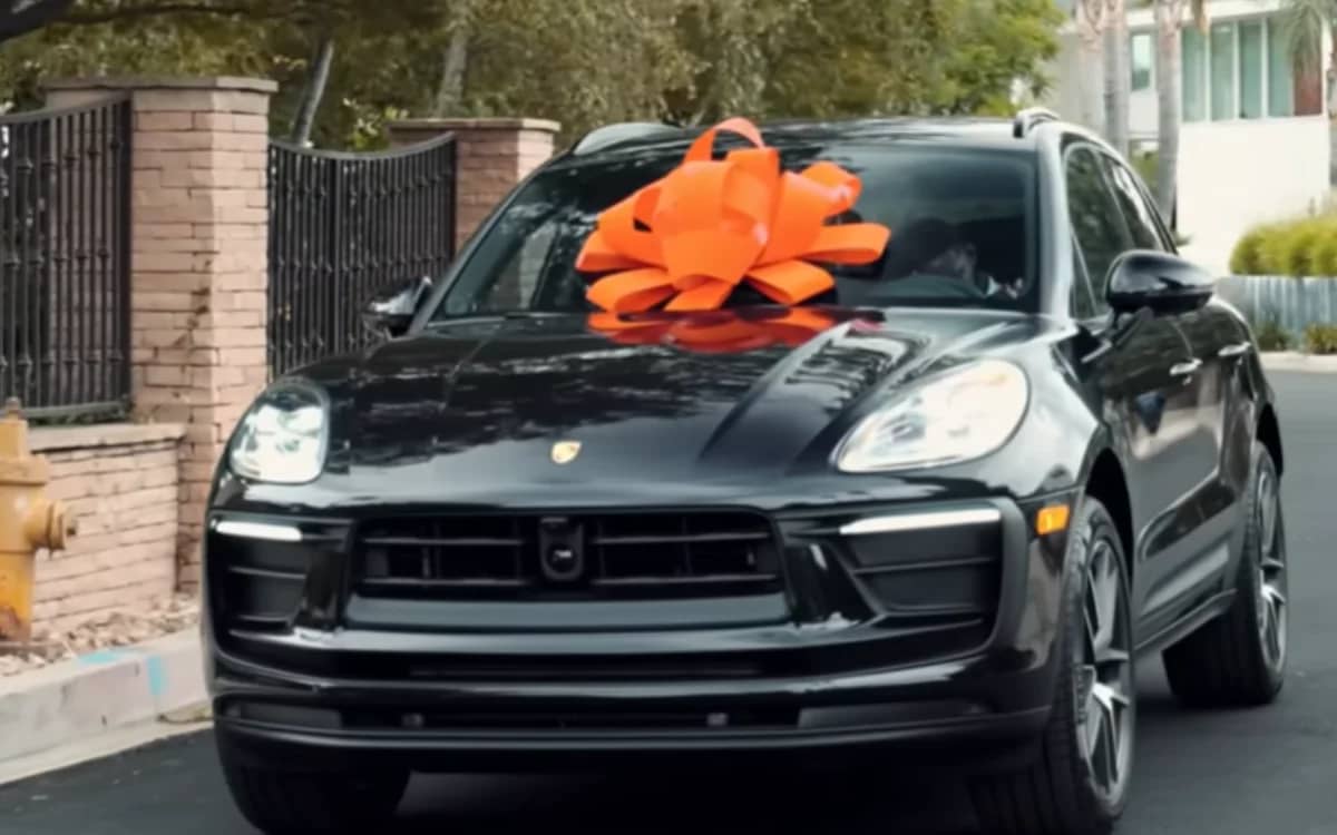 martin-lawrence-uses-shaqs-favorite-car-dealer-porsche