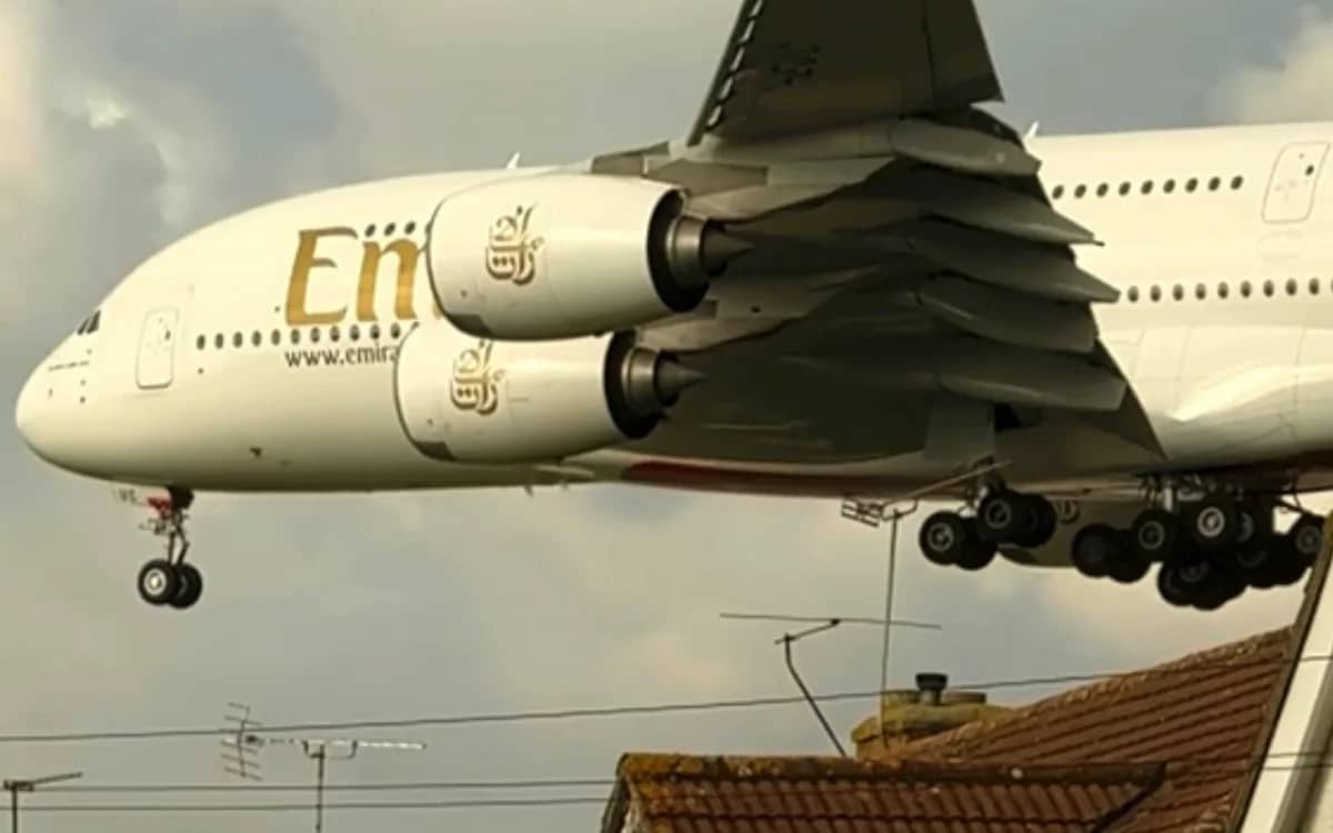 airbus-a380-glides-above-houses