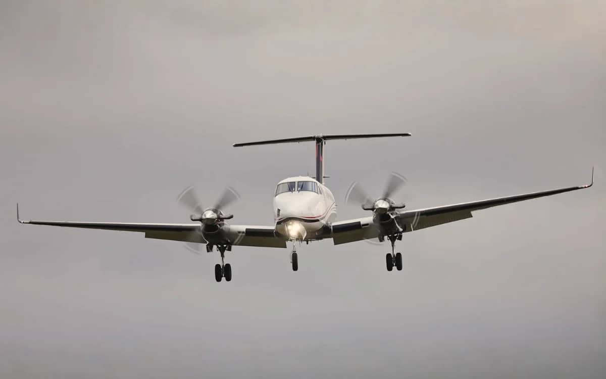 amazing-beechcraft-super-king-air-200-takeoff
