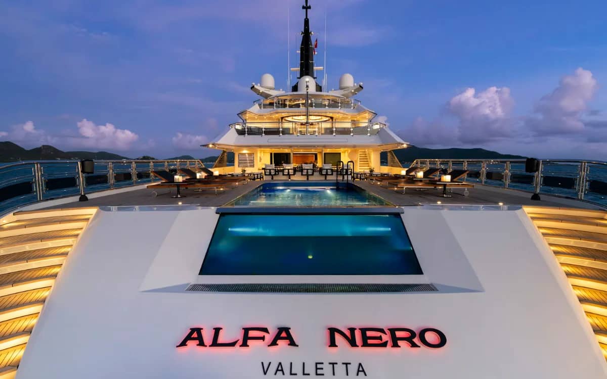 abandoned-caribbean-superyacht-sold-to-turkish-billionaire