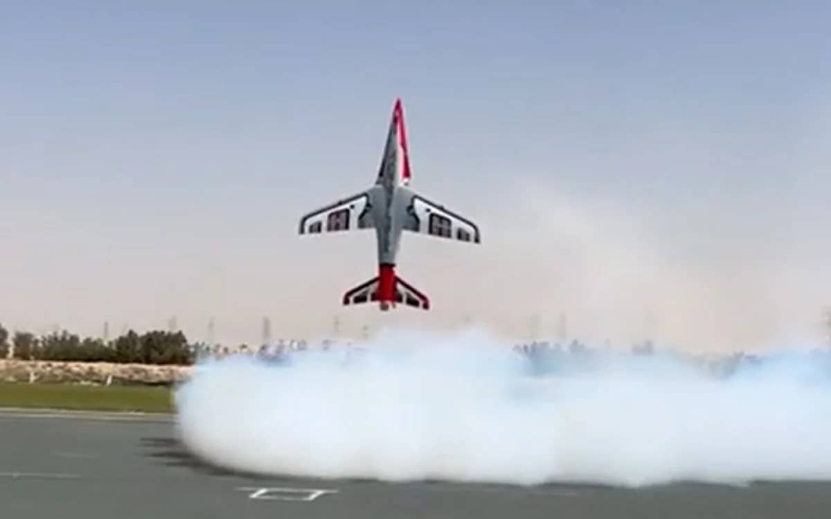 20000-rc-sports-jet-flying-vertically