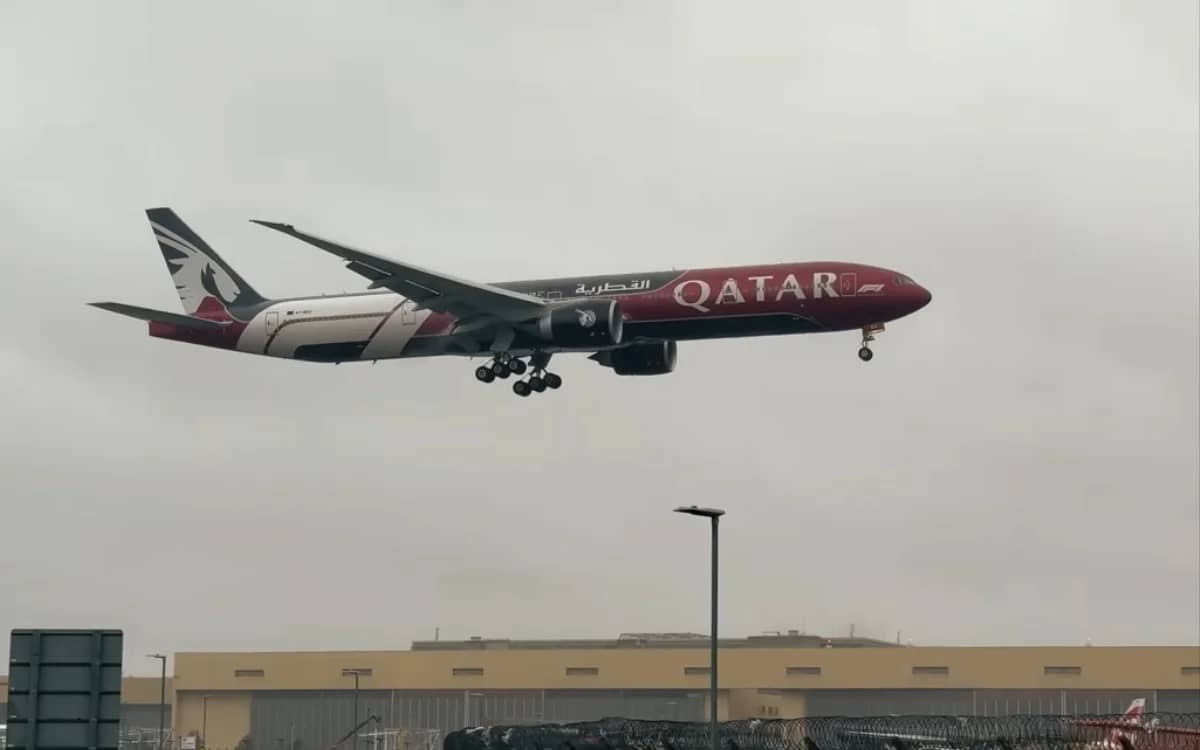 qatar-airways-boeing-777s-new-f1-livery-landing-heathrow