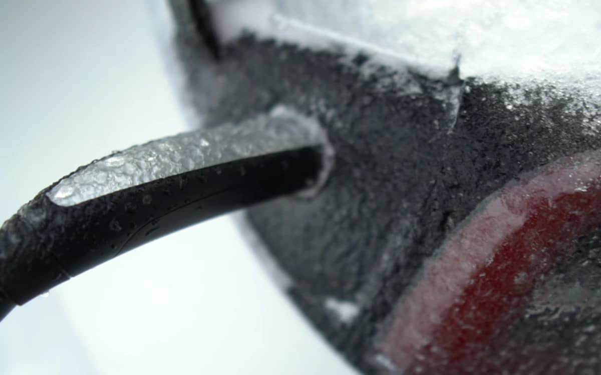 new-tesla-update-helps-to-release-frozen-charge-cables-from-its-cars