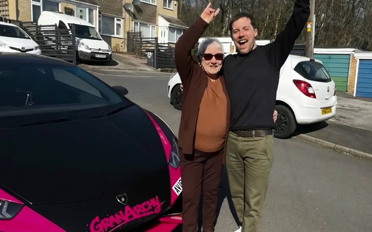 pink-lamborghini-huracan-bring-joy-elderly-strangers