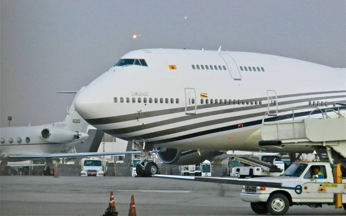 sultan-of-brunei-turned-boeing-747-400-into-solid-gold